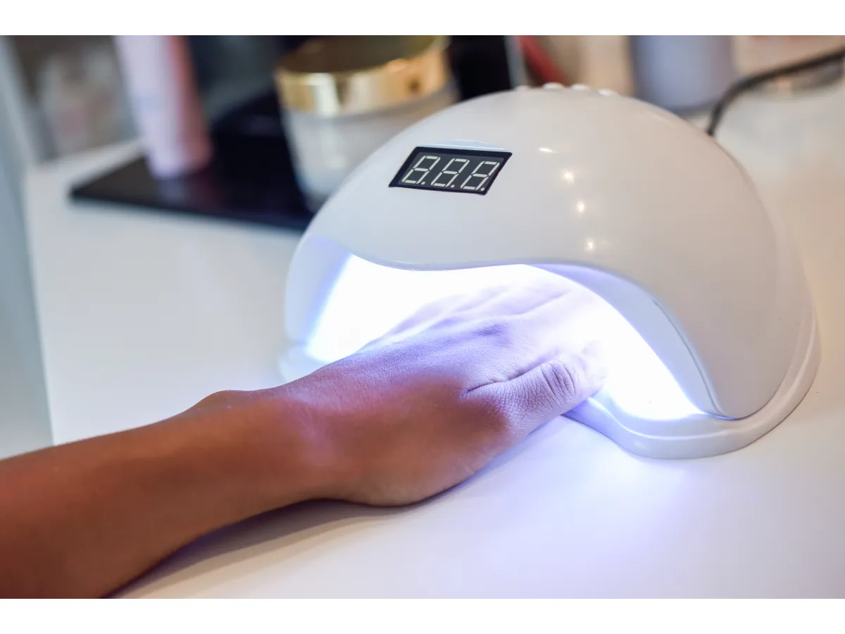 Как выбрать лампу для гель-лака: LED или UV и в чем разница