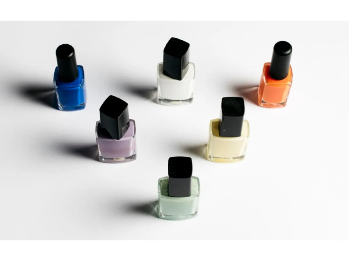 Báze gelového laku: kterou si vybrat a proč ji potřebujete