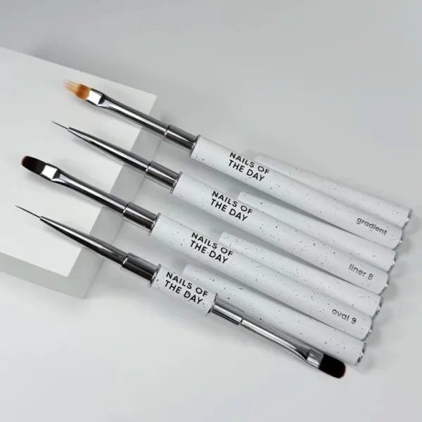 NAILSOFTHEDAY Professional Brush 2-in-1: Liner + Oval — двухсторонняя кисточка, 11мм